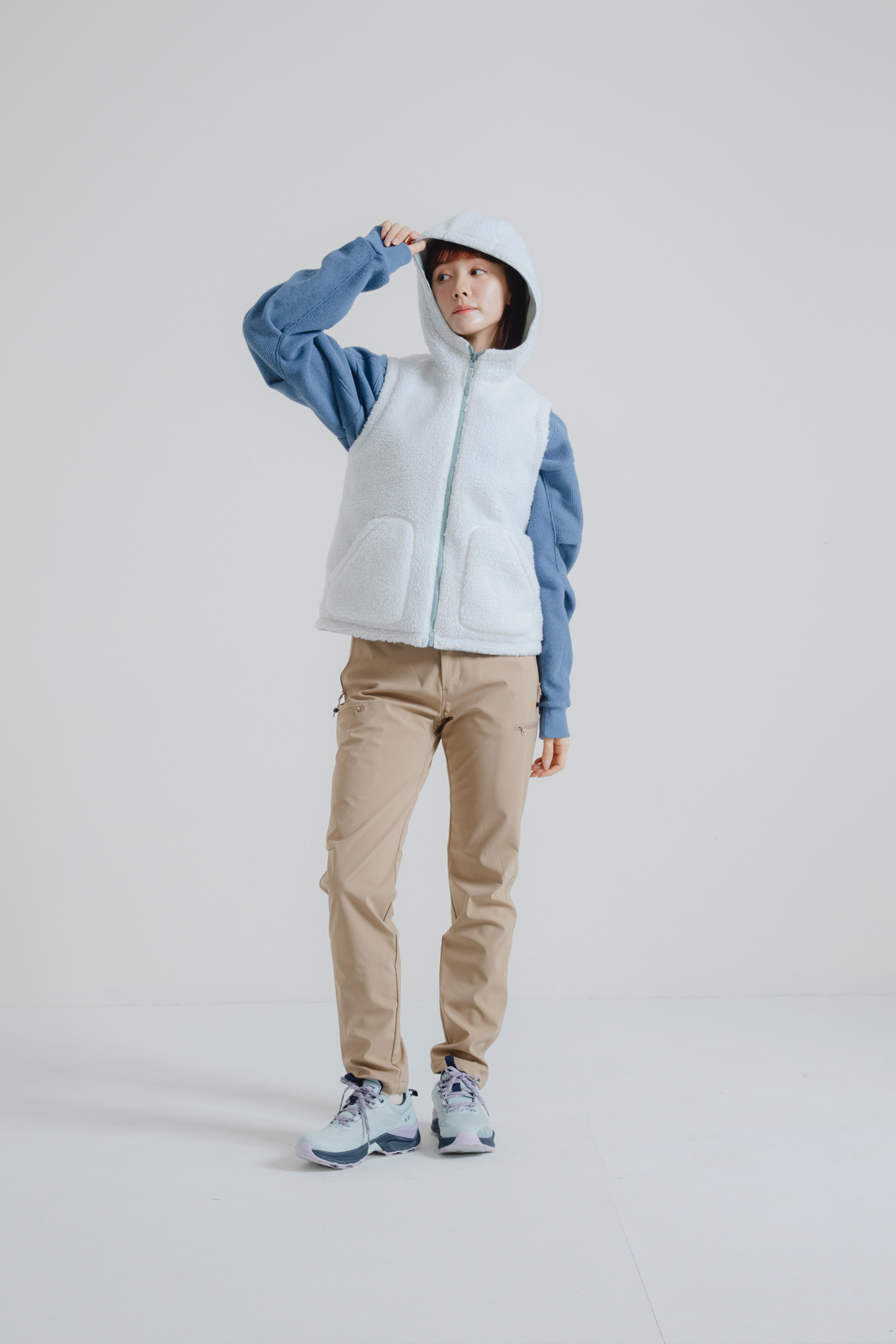 ADISI 女款 雙面穿撥水防風保暖連帽背心（三色）