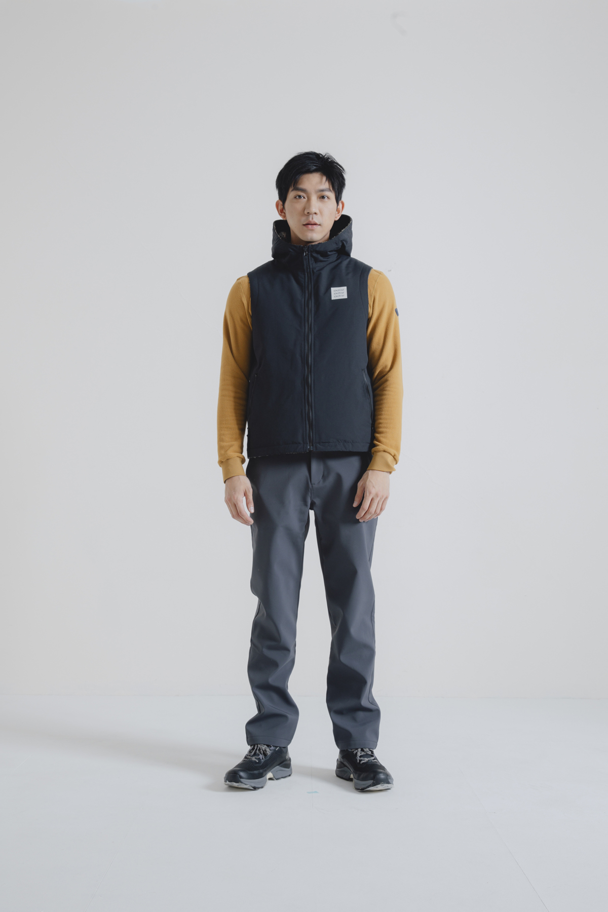 ADISI 男款 雙面穿撥水防風保暖連帽背心（三色）